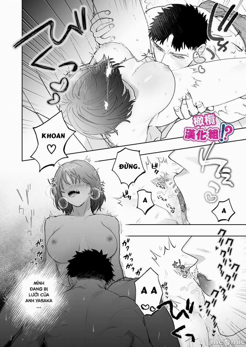 Có Thật Là Cái Người Quay Phim Hung Dữ Yasaka Đó Thích Tôi Không? 3 trang 39
